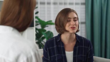 Mutlu hasta ve psikolog klinikte olumlu duygularla zihinsel sağlık sohbetlerini paylaşırken aynı zamanda klinikteki psikologlara başarılı bir iş ve hayatı açıklıyorlar.