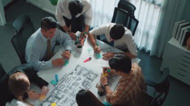 Proje planıyla masaya otururken bir grup farklı takım planlama stratejisi. Zeki iş adamlarının beyin fırtınası ve ev yapımı için birlikte çalıştıklarının en üst düzey görüntüsü. Hizalama.