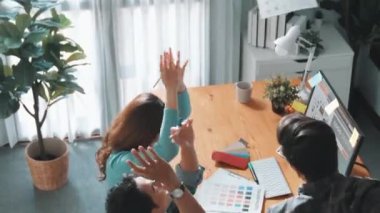 Akıllı iş adamlarının masaya kağıt fırlatırken renk paletine bakmasını engelle. Bir grup iç dizayn başarılı fikir ve kutlama hakkında konuşuyor ve tartışıyorlar. Sempozyum.