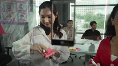 Mesleki çeşitlilik gösteren bir grup şirket yatırımcıya pazarlama planını sundu. İş adamlarının beyin fırtınaları, yeni ürün ve pazarlama stratejileri hakkında tartışmalar. Birlikte çalışmak. Yönlendirici.