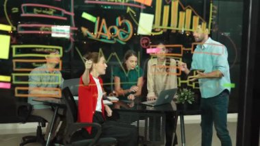 Cam duvarda istatistiksel mali grafiği olan pazarlama stratejisini işaret eden yetenekli bir işadamı. Profesyonel iş ekibi sunumu dinlerken müdür pazarlama fikrini paylaşıyor. İzleme