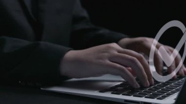 İş adamı, QC ve QA standartlarının karşılandığından emin olmak için katı kalite güvencesi protokolleri uyguluyor. Kalite güvencesi ile sertifikalı ürün mükemmelliğine ulaşmak. Kullanıcı Kimliği