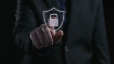 İş adamı siber güvenliğin özünü keşfeder. Siber koruma yöntemlerini, tehditleri derinlemesine araştır ve siber güvenlik duruşunu güçlendir. Siber güvenlik çağında UUID 'de gezinmek için gerekli