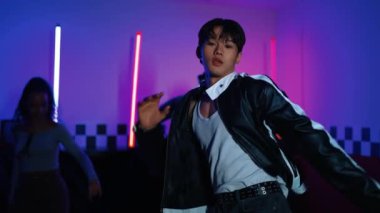 Kameranın önünde dans eden yetenekli break dansçı farklı arkadaşları pop ya da hip hop müziği dinlemek için arkada dans ediyor. Çekici performans ekibi kameraya doğru hareketli hareketler sergiliyor. Mutluluk.