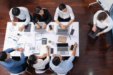 Ofiste sunum ya da analist ekibiyle toplantı odasında mali verileri analiz etmek için BI Fintech 'i kullanmak. İş adamları stratejik planlama için TV ekranında BI gösterge panelini inceliyor.