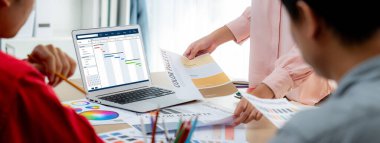 Ekip projesinin zaman çizelgesini gösteren bilgisayar ekranında canlı iş projesi yönetimi için proje planlama yazılımı