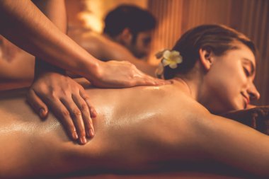 Kafkas çift müşterileri stres önleyici spa masajının keyfini çıkarıyorlar ve lüks otel veya otellerde sıcak mum ışığında güzellik derisi eğlenceleriyle şımartıyorlar. Sessiz.