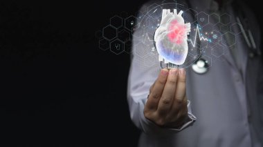 İnsan kalbi anatomisi hologramı yüzen ampulleri toplayan zeki doktorlara yakın durun. Tıp çalışanı kalp rahatsızlığını tedavi etmek için yaratıcı ve yenilikçi bir yöntem buluyor. İyileştirici.