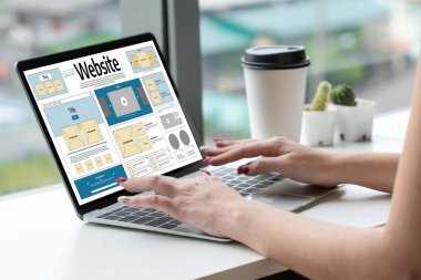 Web sitesi tasarım yazılımı çevrimiçi perakende ticaret ve e-ticaret için rahat bir şablon sağlar