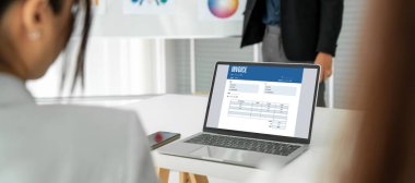 Muhasebe uygulamasından gelen fatura bilgisayar ekranında. Şirket işlerinin finans ve bütçesi için bilgisayar programı. Rahatça..