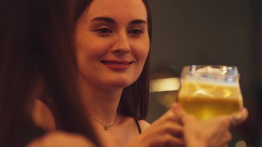 Lüks tezgah barında votka kokteyli içen güzel bir kadının tadını çıkarın. Arkadaşlarla kadeh kaldırın. Gece hayatı lüksünün özünü yakalayın. Vinosity.