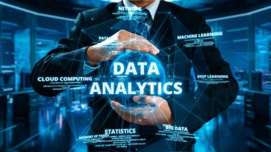 İş adamı, tahminsel büyük veri modellerinden gerçek zamanlı analizlere uzanan eğilimleri ve görüşleri ortaya çıkarmak için veri analizlerini derinlemesine inceleyerek, veri güdümlü kararların analitik endüstrileri UUID 'ye nasıl yönlendireceğini öğrenir