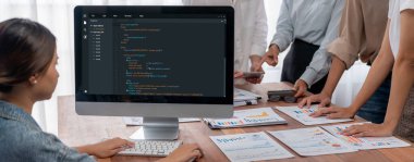 Uygulama ve program kodlaması için bilgisayar ekranında yazılım geliştirme programlama