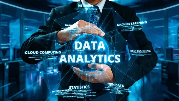 İş adamı, tahminsel büyük veri modellerinden gerçek zamanlı analizlere uzanan eğilimleri ve görüşleri ortaya çıkarmak için veri analizlerini derinlemesine inceleyerek, veri güdümlü kararların analitik endüstrileri UUID 'ye nasıl yönlendireceğini öğrenir