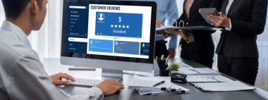 İş zekası ve veri analizi kavramı. Analizci ekibi laptop ekranında finansal veri analizi üzerinde çalışıyor. Etkili iş stratejik planlama için pazarlama göstergesi olarak. İçgörü