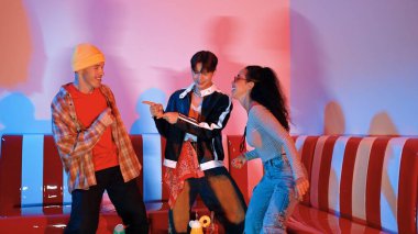 Çeşitli sokak dansçıları hippi modası giyerken partilerde neon ışıkla şehir pop müziğine taşınıyor. Çekici hipster kameraya bakarken dans eder ya da pratik yapar. Mutluluk.