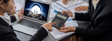 İş zekası ve veri analizi kavramı. Analizci ekibi laptop ekranında finansal veri analizi üzerinde çalışıyor. Etkili iş stratejik planlama için pazarlama göstergesi olarak. İçgörü