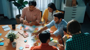 İş adamlarının işyerinde iş akışını yönetmek için sıkı yönetim kurulu kurması. Çeşitli pazarlama ekibi Kanban üzerinde çalışırken yapışkan notlar yazıyor. Yaratıcı başlangıç projesi. Müdürlük.