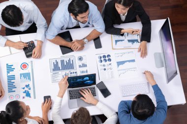 Üst düzey analist ekibi toplantı odasındaki mali verileri analiz etmek için BI Fintech 'i kullanıyor. İş anlayışı ve stratejik pazarlama planlaması için kağıt üzerinde analitik BI gösterge paneli. Tedbirli