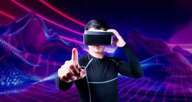 Cüppeli ve soyut arka planda duran Asyalı zeki bir adam. Uzman oyuncu metaevrene giriş yaparken arttırılmış gerçeklik kulaklığı takıyor ve video oyunu oynuyor. Yaratıcılık.