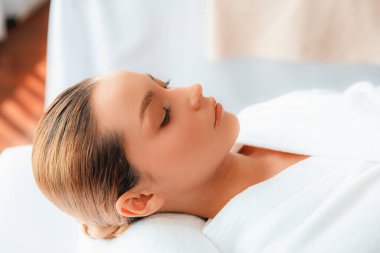 Kafkasyalı kadın müşteri stres önleyici spa masajının keyfini çıkarıyor ve lüks otel ya da oteldeki gündüz açık ortam güzellik salonunda güzellik teniyle eğleniyor. Sessiz.