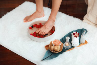 Adam lüks kaplıcalarda mutlu ayak masajına devam ederken, masör de hafif gün ışığı atmosferinde refleksoloji terapisi ya da otel ayak spa 'sında. Sessiz.