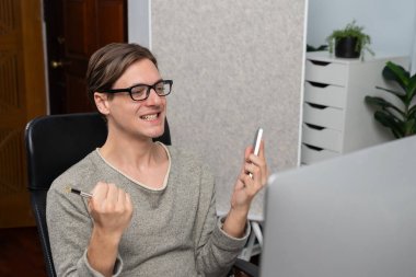 İşadamı, iş ortağıyla birlikte modern iç işlerinde ticaret kanalı uygulaması finansmanı için en yüksek değerde döviz kuruna yatırım yapmak üzere başarılı bir proje işi için arıyor. Bireysel.