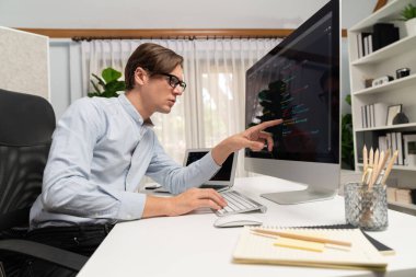 IT geliştiricisi, yeni kod programları güncelleme sürüm yazılım genel sistem projesinin dizüstü bilgisayarı ile karşılaştırma üzerine çevrimiçi yazılım geliştirme bilgisini nokta nokta seçiyor. Bireysel.
