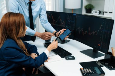 Kâr değeri değeri oranı online web sitesi uygulamasını ev ofisinde analiz etmek için notlar yazan kadınlara telefonda dinamik borsa verilerini gösteren bir işadamı eli kesilmiş. İnfobahn.