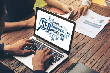 Model e-ticaret için SEO arama motoru optimizasyonu ve bilgisayar ekranında gösterilen çevrimiçi perakende işi