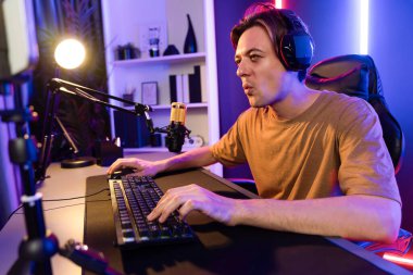 Kazanmak için çevrimiçi oyun oynayan akıllı flama makinesinin sunucu kanalı, neon ışıklı odada seçilen takım yarışması için izleyicilerle birlikte canlı yayında canlı yayında kulaklık takıyor. Bireysel.