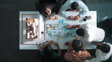 Proje yöneticisi ya da inşaat mühendisinin planlama ve planlama binasında yazışmalarının üst düzey görüntüsü. Toplantı masasında birlikte çalışan mimarın belgeyle birlikte havadan görünüşü. Hizalama.