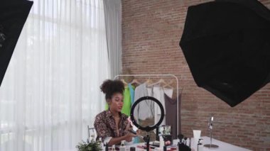 Kadın nüfuzlu kişi canlı yayında video görüntülerini çekiyor. Makyaj çok önemli sosyal medya ya da blog. Kozmetik stüdyosu ışıklandırmalı mutlu genç kız çevrimiçi pazarlama oturumu yayını için..