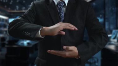 İş adamı çok kanallı stratejileri entegre ediyor, çevrimiçi alışveriş ve pazarlama erişimini artırıyor. Birbirine bağlı marka deneyimleri yaratmak için çok kanallı pazarlamanın gücünü keşfedin. Kullanıcı Kimliği