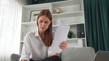 Kadın internet pazarından gelen borç yığınını modern yaşam tarzı olarak hesaplıyor ve prim siber güvenlik yazılımı tarafından korunan cüzdandan çevrimiçi ödeme için kredi kartı kullanıyor