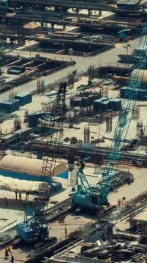 Büyük inşaat projesinin ilk safhalarında Metropolis 'te ağır inşaat makineleri ele geçirilen inşaat alanının zaman aşımı .