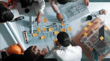 Becerikli mühendis takımının en düşük görünümü planla ev planı arasında karşılaştırılır. Mimar ya da tasarımcı grubunun hava görüşü ve planlar hakkında fikir alışverişinde bulunması. Hizalama.