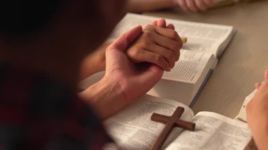 Hristiyan katolik takipçilerle dinsel bağlılık ve maneviyat duygusu doludur. Ağır çekimde Hıristiyan insanlar birlikte dua ederken el ele tutuşup grup duası yapıyorlar. Filizlenen