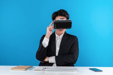 Asyalı işadamı, sanal gerçeklikteki yenilik teknolojisini analiz ederek, iş dünyasındaki meta-evrensel buluşmayı fütüristik metaevrenle ilişkilendiren kapsamlı bir VR arıyor. Entrika.