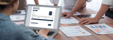 Muhasebe uygulamasından gelen fatura bilgisayar ekranında. Şirket işlerinin finans ve bütçesi için bilgisayar programı. canlı.