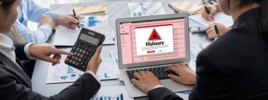 İş zekası ve veri analizi kavramı. Analizci ekibi laptop ekranında finansal veri analizi üzerinde çalışıyor. Etkili iş stratejik planlama için pazarlama göstergesi olarak. İçgörü