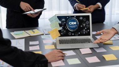 CRM işletme ve işletme için canlı bilgisayarda müşteri ilişkileri yönetim sistemi