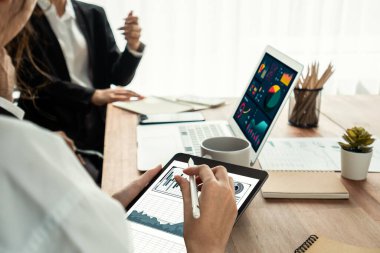 Fintech BI 'ın finansal veri analizi ya da iş zekası göstergesi bilgisayar ve tabletten pazarlamayı planlayan iş adamlarının finansal veri analizine kadar. Habiliment