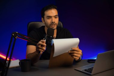 Yayın kuruluşu, mor neon ışık stüdyosunda yaratıcı olumlu düşünce konseptiyle canlı yayında psikoloji, beden ve ruh üzerine eğitim vermek için dinleyiciye senaryo notuyla konuşuyor. Tahmin et..