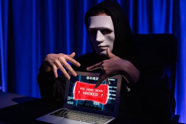 Suçlu anonim maskesinin şifrelemesi, güvenli olmayan özel hayatın dizüstü bilgisayarını hackleyerek başarılı oldu. Yükleme servisinin büyük bir veritabanını kullanarak ya da kopya çekerek. Bireysel.