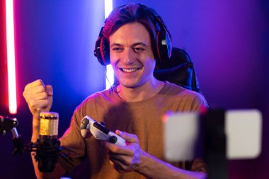 Kontrol kumandalı akıllı oyun flamasının tadını çıkarın. Modern teknoloji siber aydınlatma odasındaki yetenekli oyuncularla akıllı telefon reklamı üzerinden canlı yayın yapın. Bireysel.