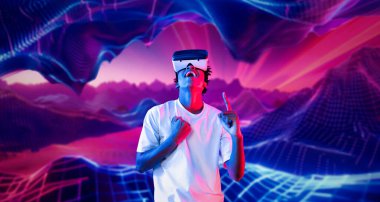 VR gözlüklü oyuncu soyut arkaplanda dururken bulmacayı çözer. Afrikalı adam arttırılmış gerçeklik teknolojisi kullanarak metaevrene girerken oyunu kazanıyor. Yaratıcılık.