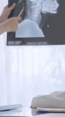Doktor ve hemşire hastanın kafasının röntgen filminde çıkan ameliyat sonuçlarını tartıştılar. Tıbbi sağlık hizmetleri ve uzman doktor hizmetleri kavramı.