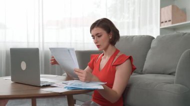 Stresli genç bayanın kredi kartı borçlarıyla ilgili mali sorunları var. Kötü kişisel para ve mortgage ödeme yönetimi krizinden korunmak için. Kadınlar aşırı harcama yüzünden finansal iflastan endişe ediyorlar.