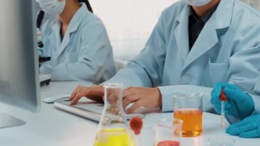 Bilimsel uzmanlığa, laboratuvar ekipmanlarına ve yenilikçi tıbbi biyoteknoloji yazılımına sahip laboratuvar sağlık araştırma ekibi yeni ilaçlar araştırıyor, tedavi geliştiriyor. Ağır çekim. Katı.